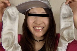 服飾デザイナーが臭い靴下を脱いで見せてくれた