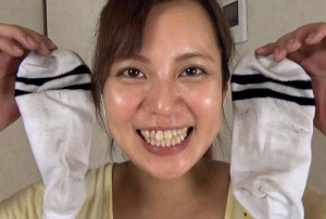 ホステスが臭い靴下を持って微笑んでます