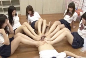 女子高生が集団で足コキしてます