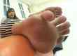 ソファーに横たわる女子の足裏が臭そうです
